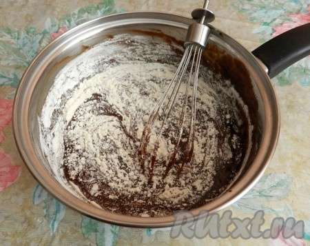 Когда шоколадная масса остынет, вмешать в нее взбитые яйца и муку с разрыхлителем. Масса должна стать полностью однородной, не густой.