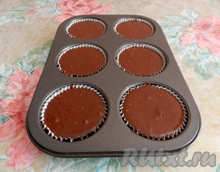 Полученное тесто разложить по формочкам для запекания.