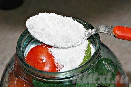 Заполнить банку помидорами, все время встряхивая, чтобы поместилось больше помидор и они разместились плотнее. И прямо в банку насыпать соль и сахар.