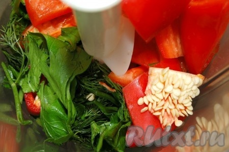 Перцы с зеленью разместить в блендер.