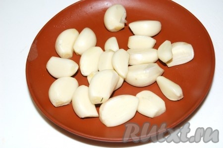 Добавить в блендер чеснок и все вместе пропустить до пастообразного состояния.