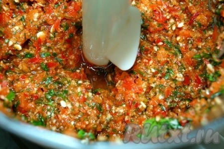 Добавить в блендер чеснок и все вместе пропустить до пастообразного состояния.