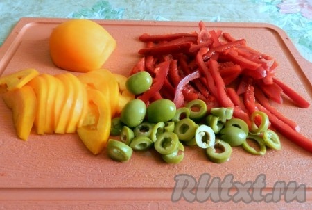 Перец очистить и нарезать соломкой, помидор нарезать полукольцами, оливки нарезать тонкими колечками.
