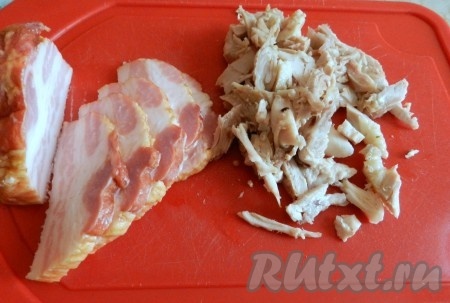 Нарезать куриное мясо и бекон.