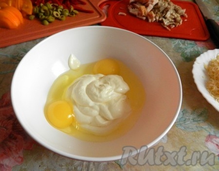 Сметану соединить с яйцами, размешать до однородной массы.