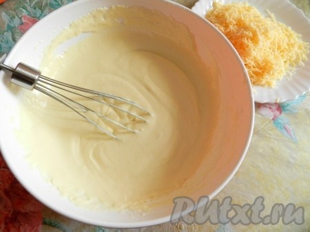 Всыпать муку с солью и разрыхлителем, перемешать, чтобы получилось густое, как сметана, тесто без комочков.