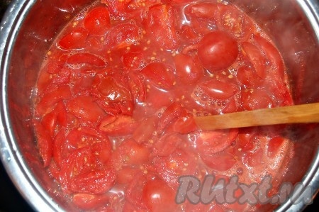 Кастрюлю с помидорами поставить вариться на средний огонь, периодически перемешивая ложкой. После закипания варить томатную массу на небольшом огне примерно 20-30 минут, пока помидоры не станут мягкими и готовыми к дальнейшей обработке.&nbsp;