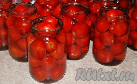 Банки с помидорами залить кипящей водой, прикрыть предварительно прокипячёнными крышками (я заранее прокипятила крышки в течение 3 минут с момента закипания воды), оставить на 20 минут.