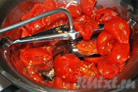 Взять достаточно глубокую кастрюлю, поверх неё поставить сито (или, как у меня, приспособление для протирания овощей). Затем, выкладывая небольшими партиями проваренные помидоры, протереть их через сито с помощью столовой ложки (или приспособления) в кастрюлю, отделяя кожицу с семечками от томатного сока с мякотью.