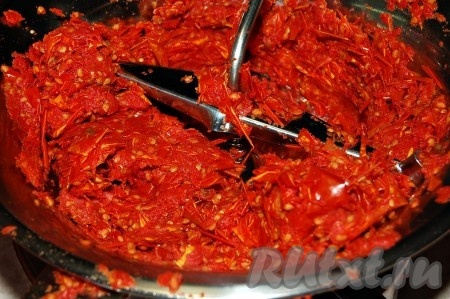 В результате перетирания в кастрюле будет томатный сок, процеженный от шкурок и семечек. А в сите (или, как у меня, в приспособлении для перетирания овощей) останутся практически сухие шкурки и семечки.