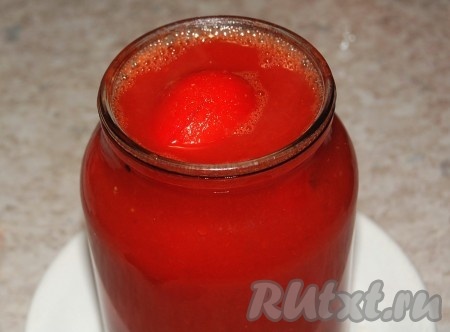 Брать по одной банке, выливать из неё воду, наливать в неё горячий томатный сок, сразу закатывать (или закрывать) прокипячённой крышкой.