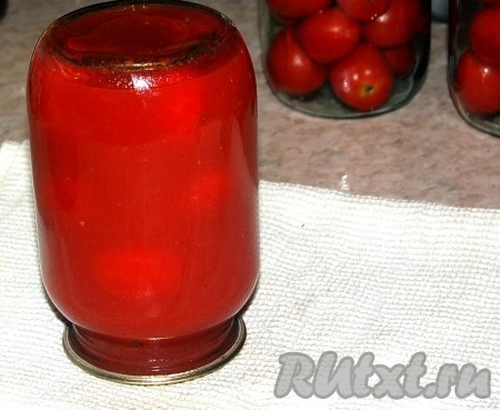 Закатанные банки с помидорами в собственном соку сразу переворачивать. Потом&nbsp;все баночки укутать в одеяло, оставить до полного остывания (я оставляю на сутки), а затем переставить на хранение в тёмное прохладное место.