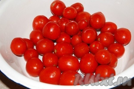 Помидоры перебрать и вымыть.
