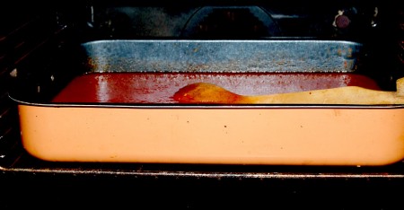 Разогреть духовку до температуры 150 градусов и отправить туда противень с перечным пюре. Пюре должно медленно выпариваться, превращаясь в пасту. Периодически помешивать.