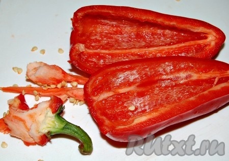 Перцы вымыть и разрезать. Освободить от внутренних перегородок и семян.