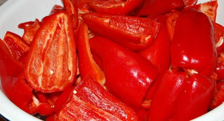 Перцы вымыть и разрезать. Освободить от внутренних перегородок и семян.