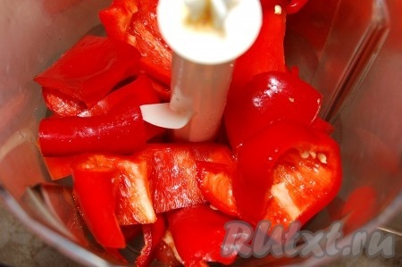 Нарезанные перцы пропустить через блендер до состояния пюре.