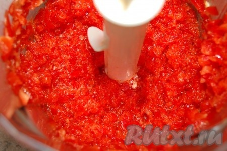 Нарезанные перцы пропустить через блендер до состояния пюре.