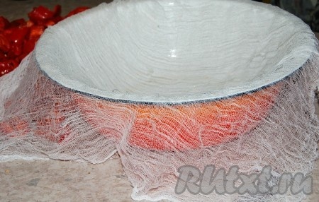 Взять таз и накрыть его марлей.