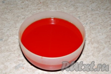 Перечный сок не выкидывать, собрать в одну миску, а затем разлить по небольшим контейнерам и заморозить. Зимой его можно добавлять в различные блюда.