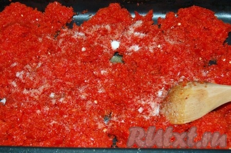 Пюре из перца выложить в глубокий противень, добавить соль и оливковое масло, перемешать деревянной ложкой.