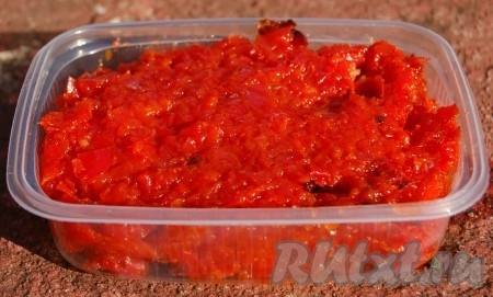 Готовую пасту остудить и разложить по небольшим контейнерам. Контейнеры отправить в морозилку, там они могут храниться 1 год. Без морозилки паста из перца может храниться в холодильнике 10 дней.