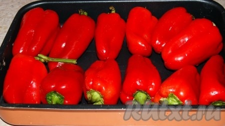 Болгарские перцы вымыть, уложить на противень.