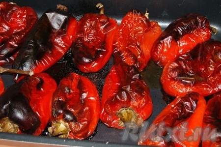 Затем вытащить их из духовки.