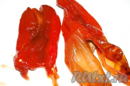 Затем вынимать из кастрюли по одному перчику и чистить его. Снимать кожицу и с помощью ножа вытаскивать семечки.