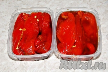 Очищенные перцы сложить в контейнеры для заморозки. Сверху подлить перечный сок, который образовался при запекании перца в духовке. Этот сок прекрасно можно использовать в заправке для салата из этого перца.