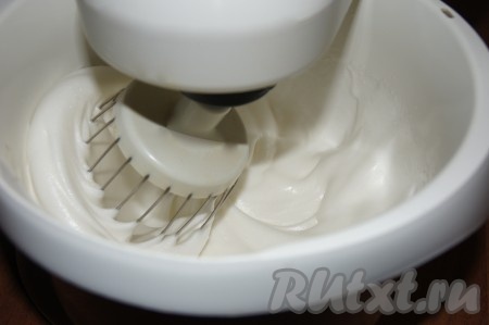 Отделяем белки от желтков, взбиваем белки в густую пену. Медленно по 1 ложке всыпаем сахар и взбиваем до белой воздушной массы.