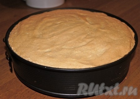 Бисквит поднимается в 2-3 раза. Главное правило при выпечке бисквита - не открывать дверцу духовки, иначе осядет.