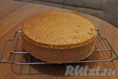 Готовый бисквит остужаем в форме минут 5, переворачиваем на решетку и оставляем на 3-4 часа (я его пекла вечером и оставила на ночь).