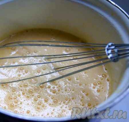 Соединяем воду с желтками и сгущенным молоком. Смесь ставим на слабый огонь и варим, как английский крем, до сгущения. Если боитесь, что пригорит, используйте водяную баню.