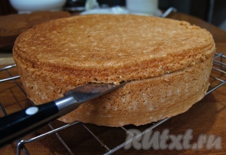 Бисквит разрезаем на 3 пласта.