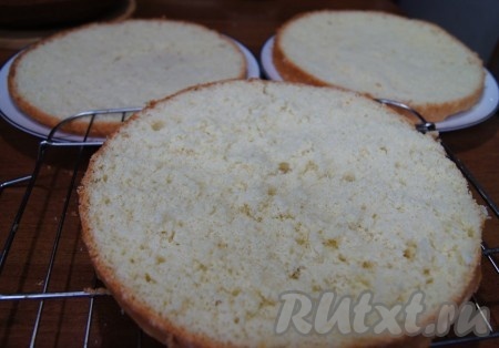 Бисквит разрезаем на 3 пласта.