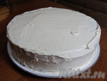 Обмазываем кремом торт со всех сторон.
