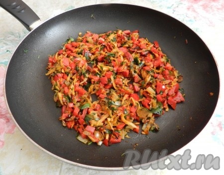 В сковороде разогреть растительное масло, выложить лук и морковь, обжарить на среднем огне, периодически перемешивая, до мягкости морковки (ориентировочно в течение 7-8 минут). Добавить болгарский перец, перемешать, обжарить минуты 3, время от времени перемешивая. Затем всыпать соль, специи (я взяла смесь специй: базилик, укроп, кориандр, чабер, паприка), перемешать, обжарить 1-2 минуты, после этого выложить нарезанную зелень, перемешать и снять с огня, дать остыть.