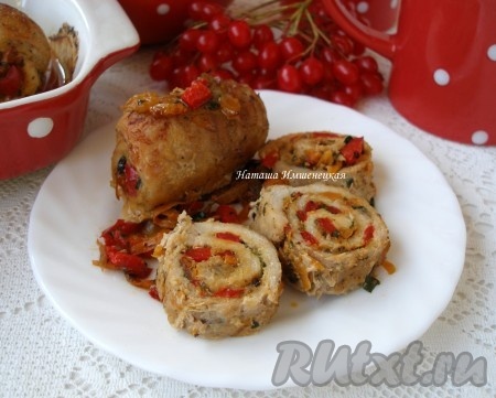 Рулетики из свинины к столу лучше всего подавать горячими.