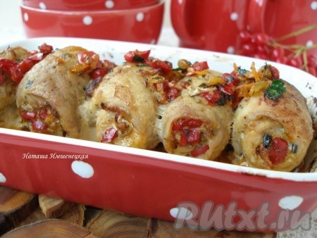 Вкусные, сочные рулетики из свинины с аппетитной овощной начинкой достать из духовки.