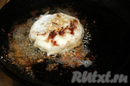 Козий сыр обвалять в панировочных сухарях с двух сторон и обжарить на оливковом масле по 3 минуты с каждой стороны.