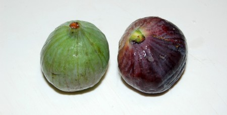 Инжир помыть, обсушить и разрезать на небольшие кусочки.