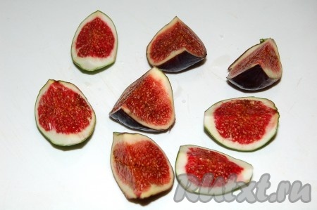 Инжир помыть, обсушить и разрезать на небольшие кусочки.