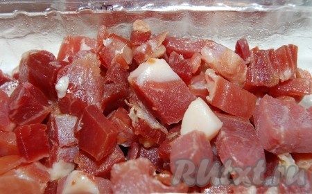 Ветчину (или окорок) можно выложить к салату целыми кусочками или нарезанными. Я использовала уже готовые нарезанные кусочки.