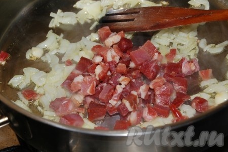 Затем добавить мелко нарезанный окорок.