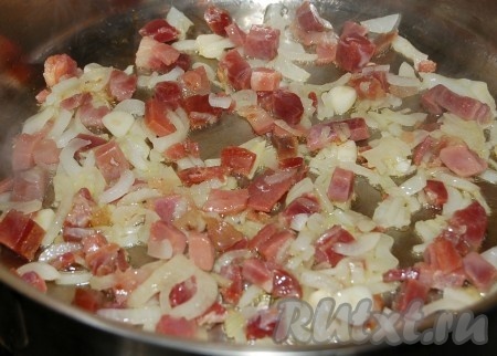 Затем добавить мелко нарезанный окорок.