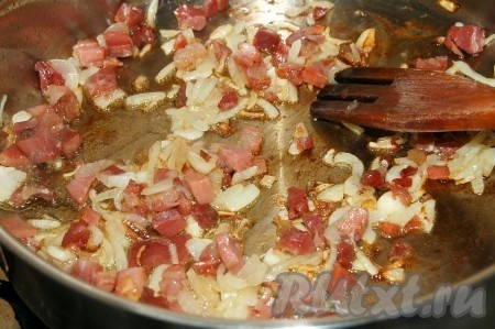Когда лук с окороком будут почти готовы, добавить к ним натертый на терке помидор.