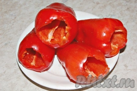 Перцы болгарские вымыть и освободить от внутренностей.