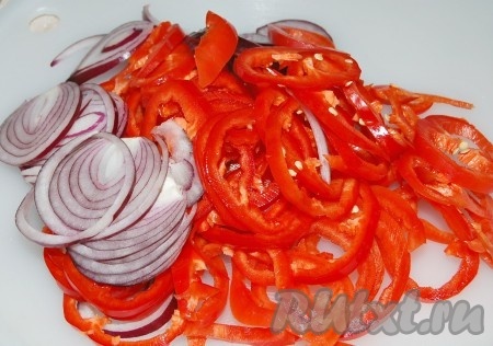 Нарезать перцы и лук тонкими кольцами.