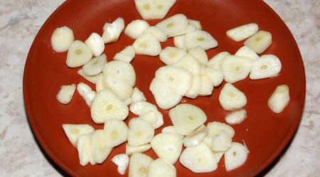 Чеснок нарезать тонкими пластинами.